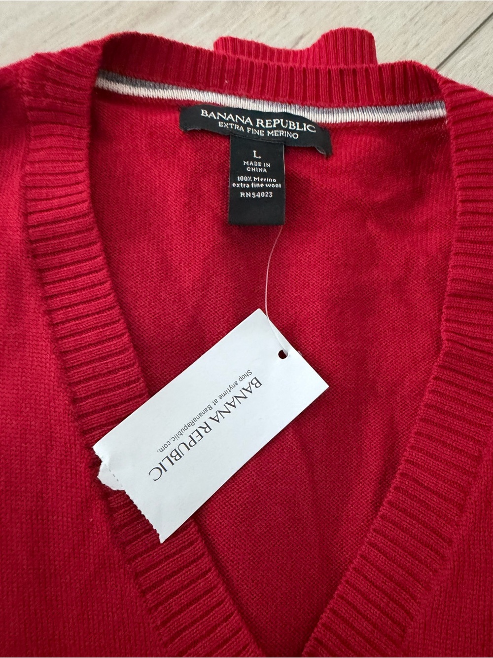 Banana Republic Men’s Red Merino V-Neck Sweater. W tags